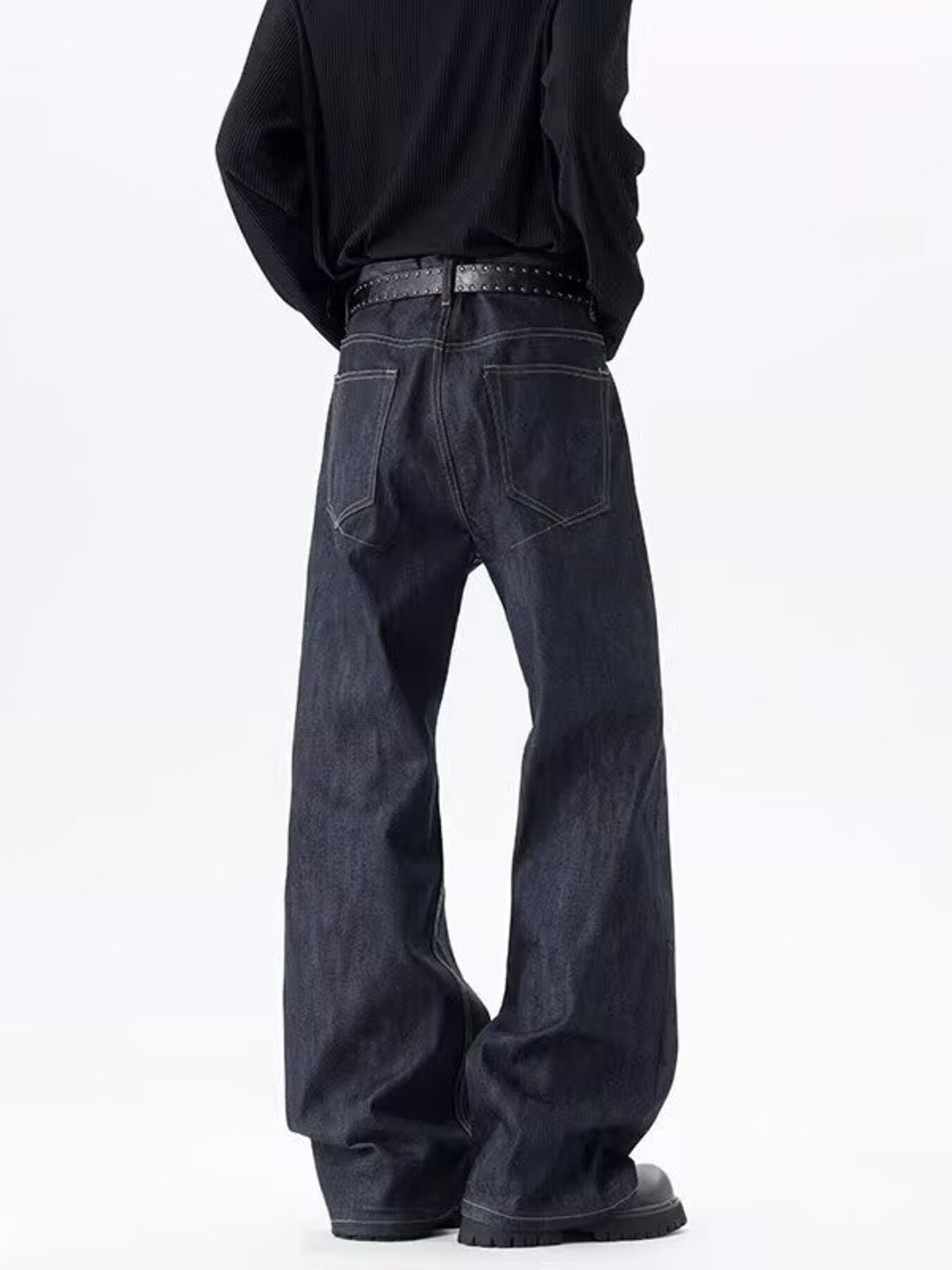 Classic wide-leg dark wash men's jeans in 100% cotton with a baggy fit.