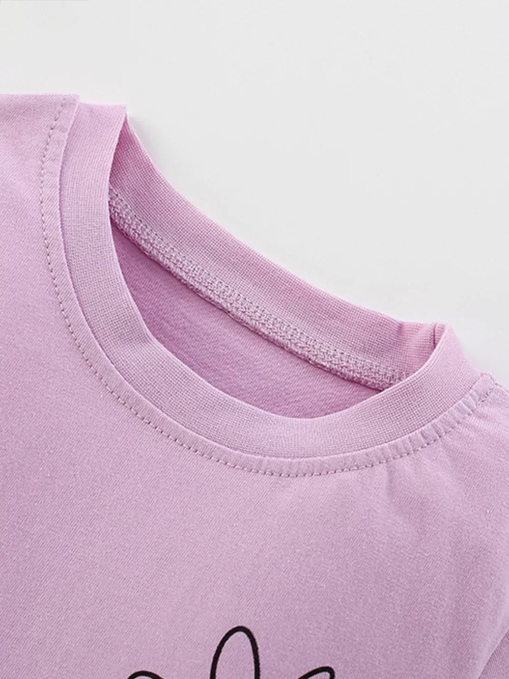 Girls' purple cotton blend tee with daisy graphic detail and crew neck.