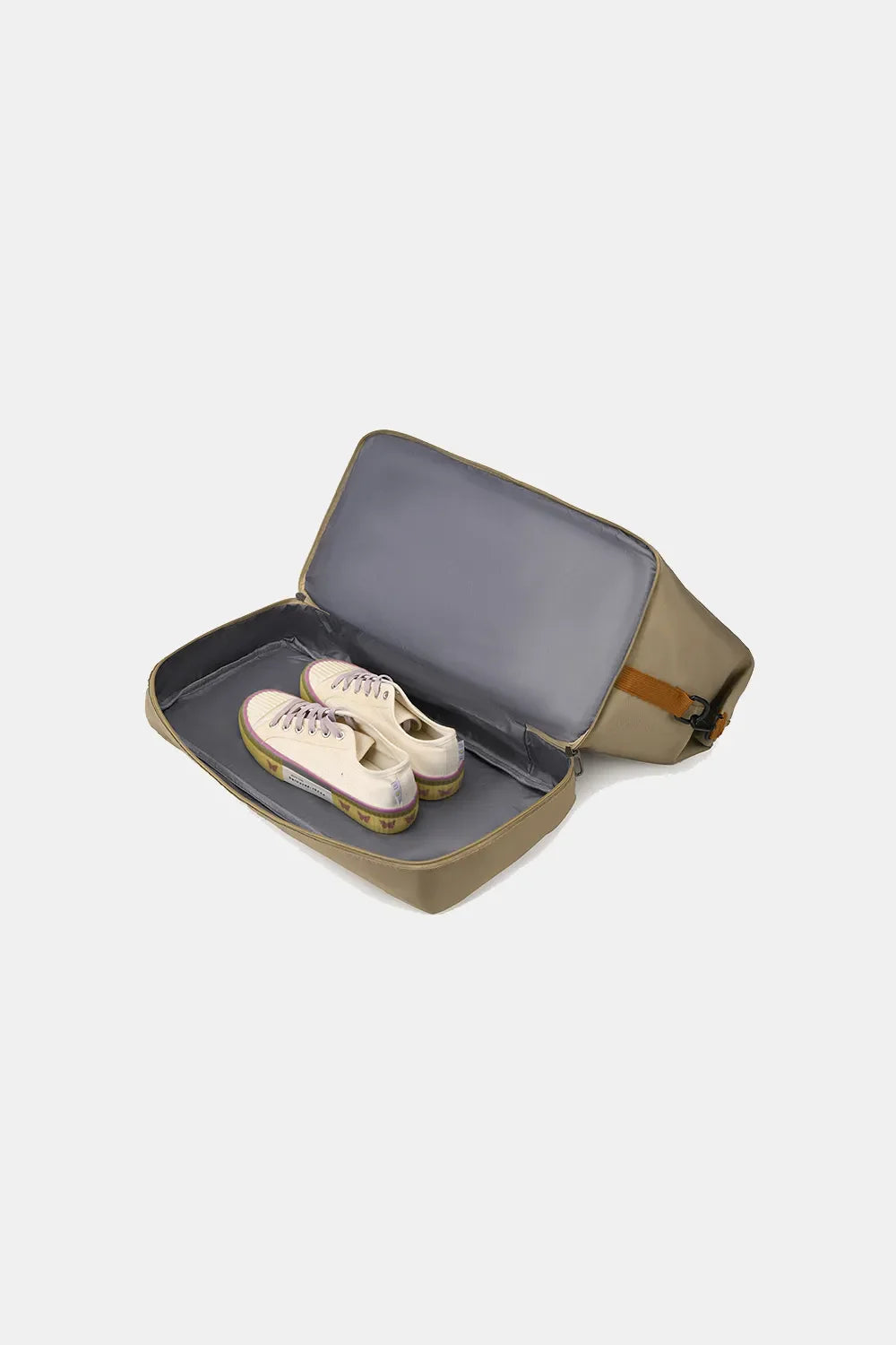 Loomirke holdall in tan with shoes inside, showing shoe compartment.