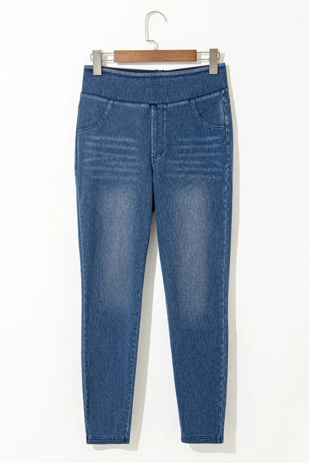 Denim-effect leggings in medium wash with a sculpted high rise and faux pockets.