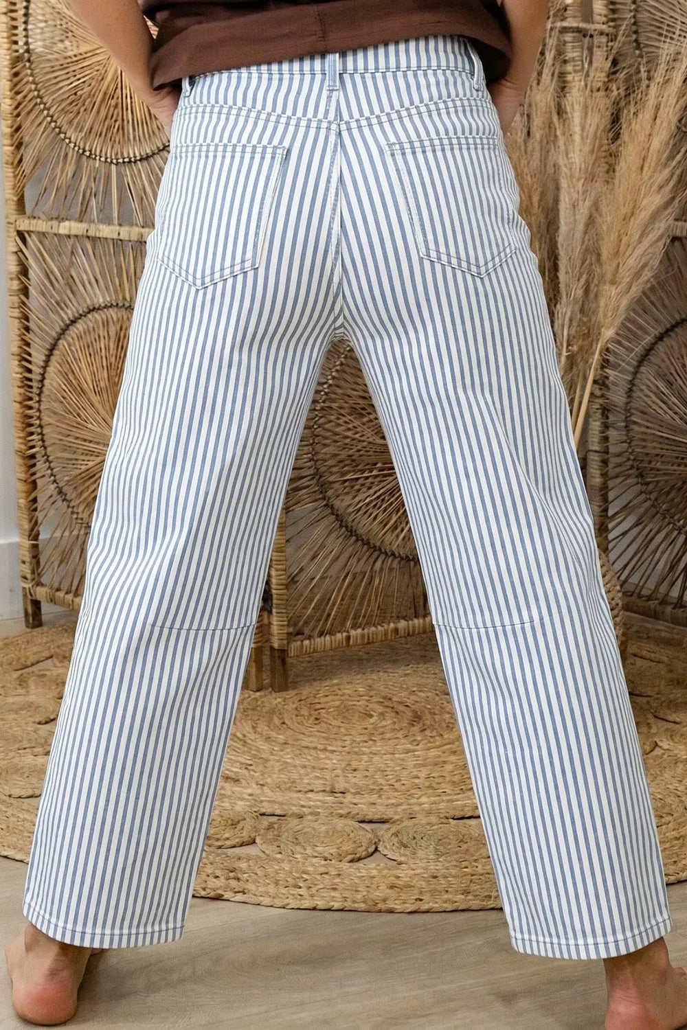Chic striped barrel jeans in blue and white denim with a relaxed fit.