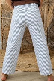 Chic striped barrel jeans in blue and white denim with a relaxed fit.