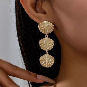 Gold seashell dangle earrings with pearls, 18K gold-plated.