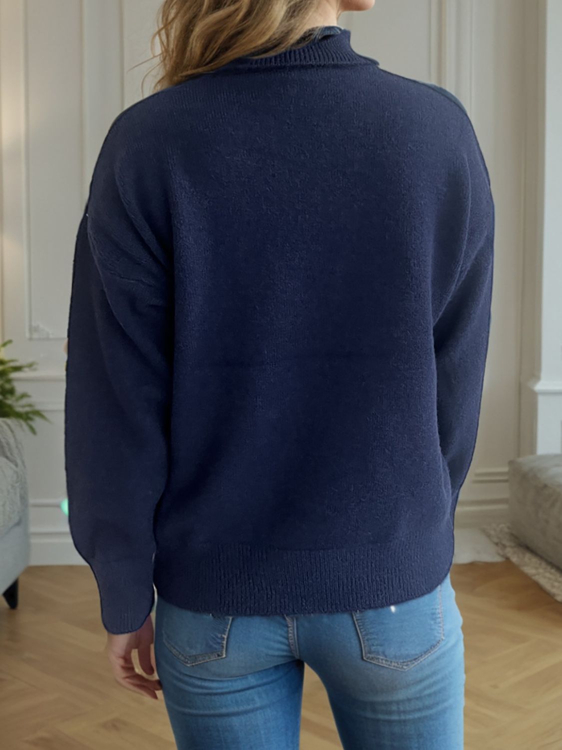 Dark blue relaxed fit turtleneck sweater with ribbed cuffs and hem, acrylic blend.