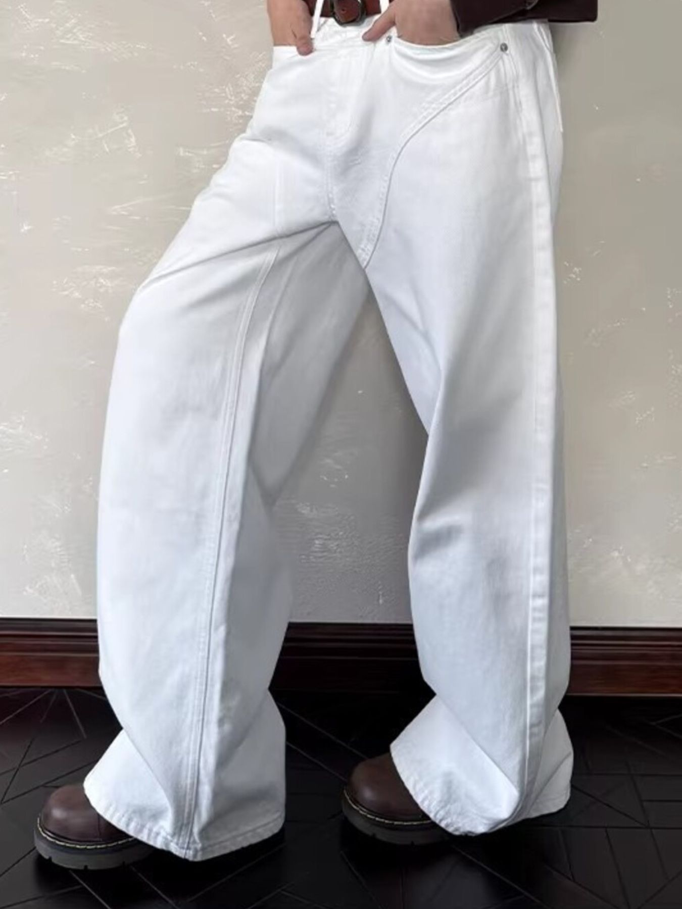 Belted wide leg white cotton jeans with a classic cut.