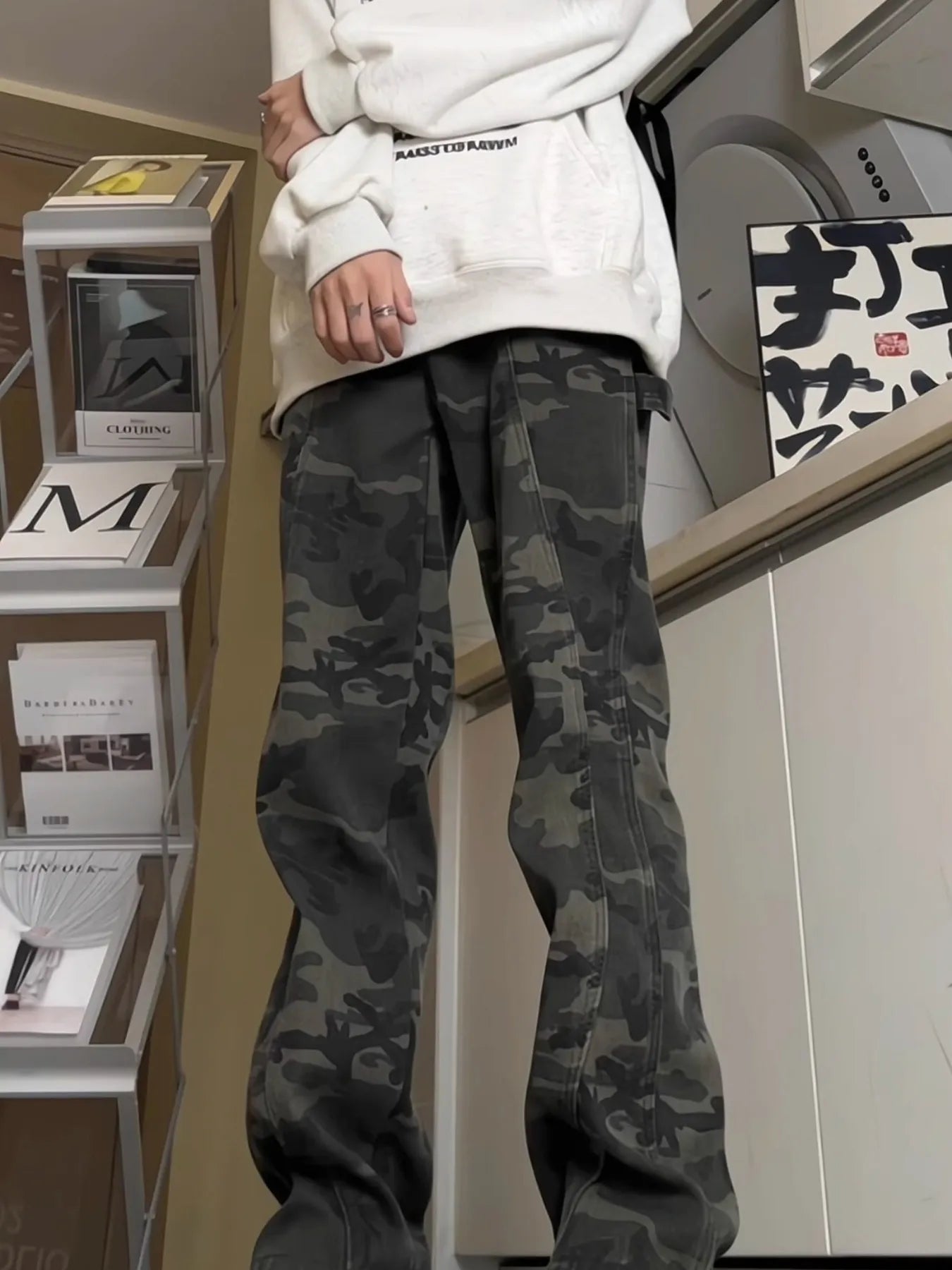 Relaxed fit cargo pants in green camouflage pattern with a casual style.