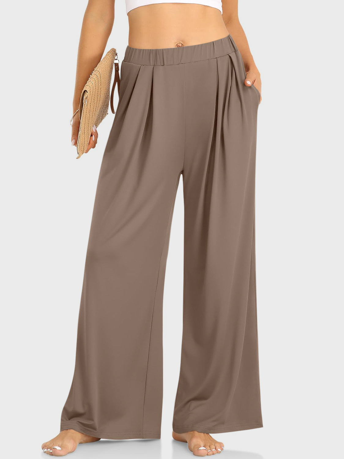 Pleated palazzo trousers with pockets in taupe, featuring a wide leg and elastic waistband.