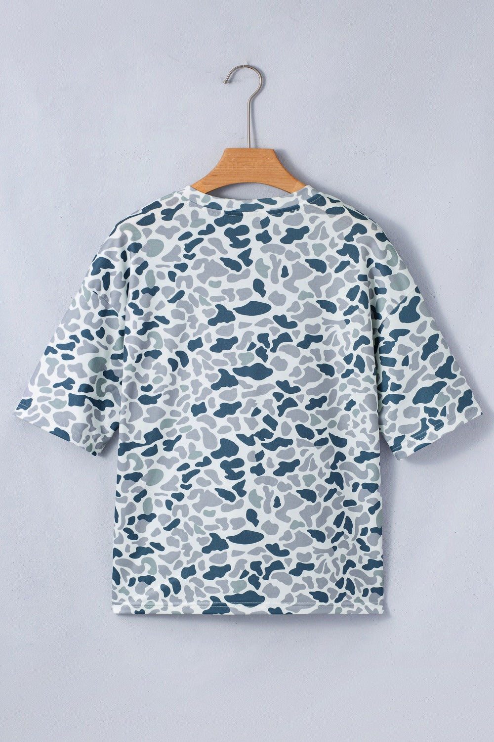 Camo print V-neck t-shirt with elbow sleeves and a relaxed fit.