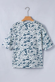 Camo print V-neck t-shirt with elbow sleeves and a relaxed fit.