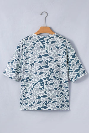 Camo print V-neck t-shirt with elbow sleeves and a relaxed fit.