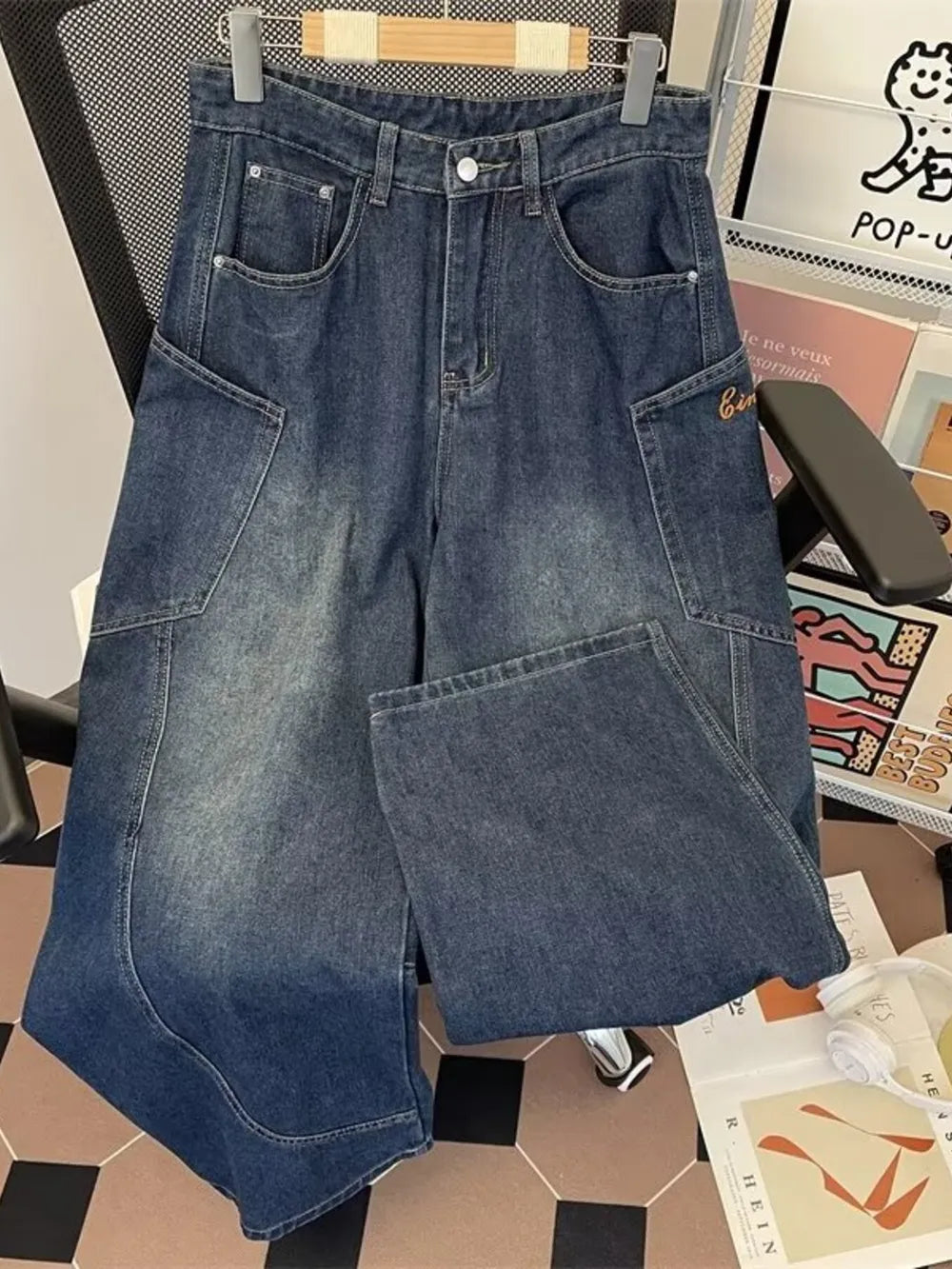 Classic vintage wash wide-leg jeans in dark blue denim with angular pockets and a comfortable fit.