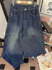 Classic vintage wash wide-leg jeans in dark blue denim with angular pockets and a comfortable fit.