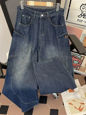 Classic vintage wash wide-leg jeans in dark blue denim with angular pockets and a comfortable fit.