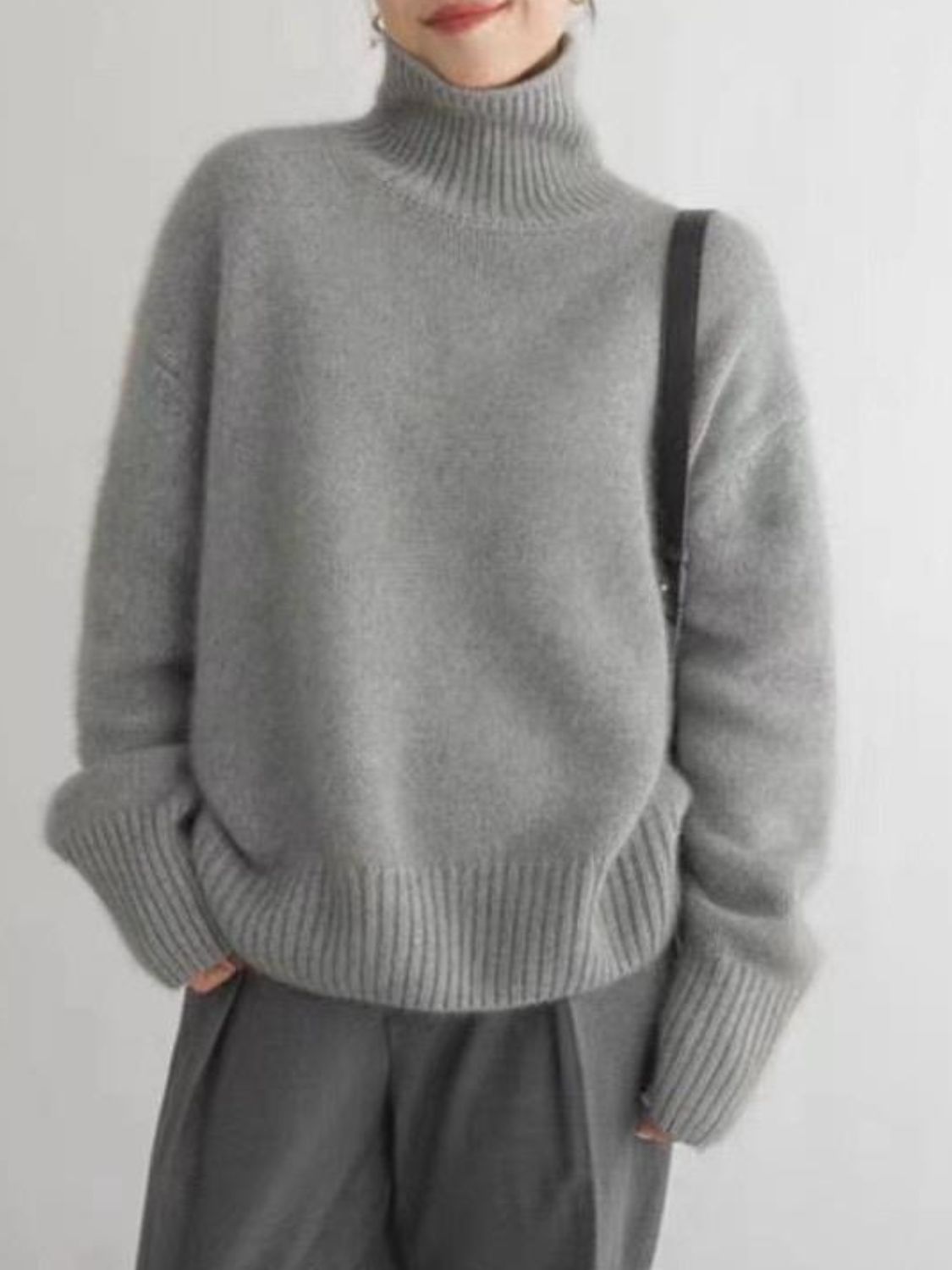 Relaxed fit gray cashmere turtleneck sweater with ribbed cuffs and hem.