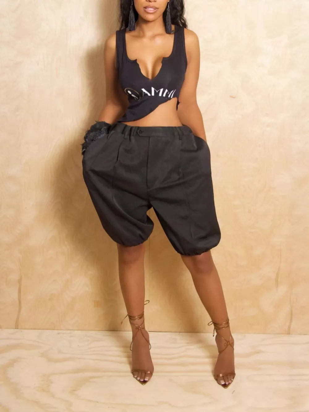 Black pleated high-waisted shorts with drawstring and balloon leg