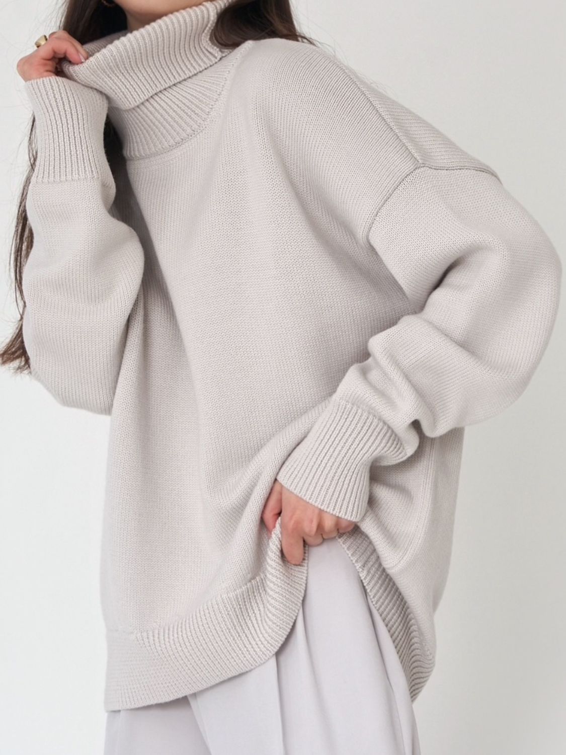 Relaxed roll-neck sweater in light gray, featuring a boxy knit and ribbed cuffs and hem.