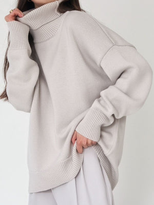 Relaxed roll-neck sweater in light gray, featuring a boxy knit and ribbed cuffs and hem.