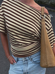 Cropped one-shoulder t-shirt with brown and beige stripes, featuring a twisted detail at the waist.