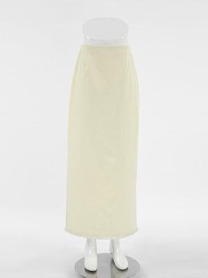 Chic cotton midi skirt in beige with a subtle slit and frayed hem.