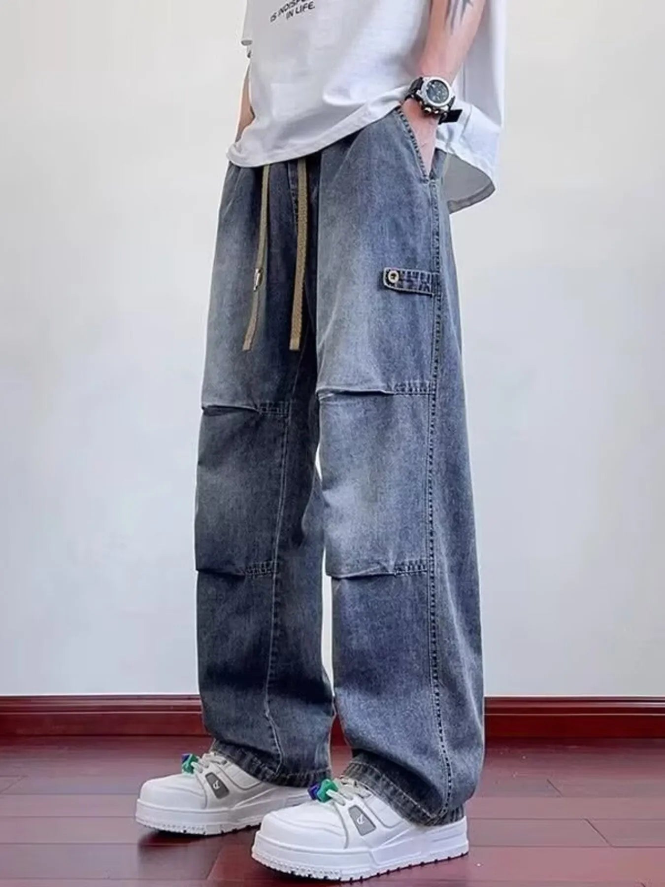 Oversized wide-leg jeans in blue denim with cargo pockets and a drawstring waist.