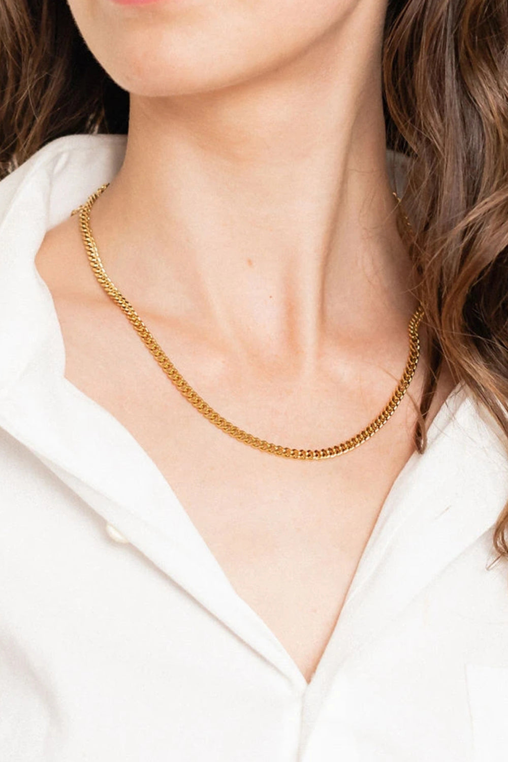 Gold chain necklace with sculpted links, 18K gold-plated.