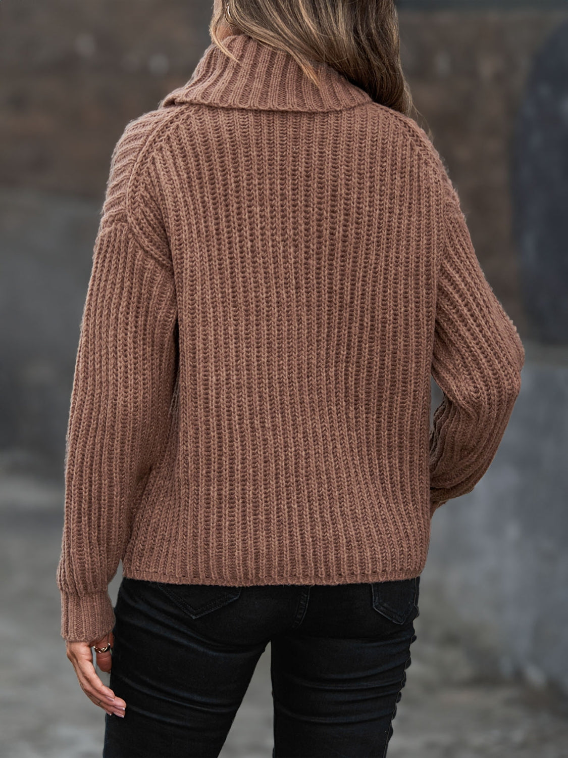 Chunky ribbed turtleneck sweater in caramel with relaxed fit and long sleeves.