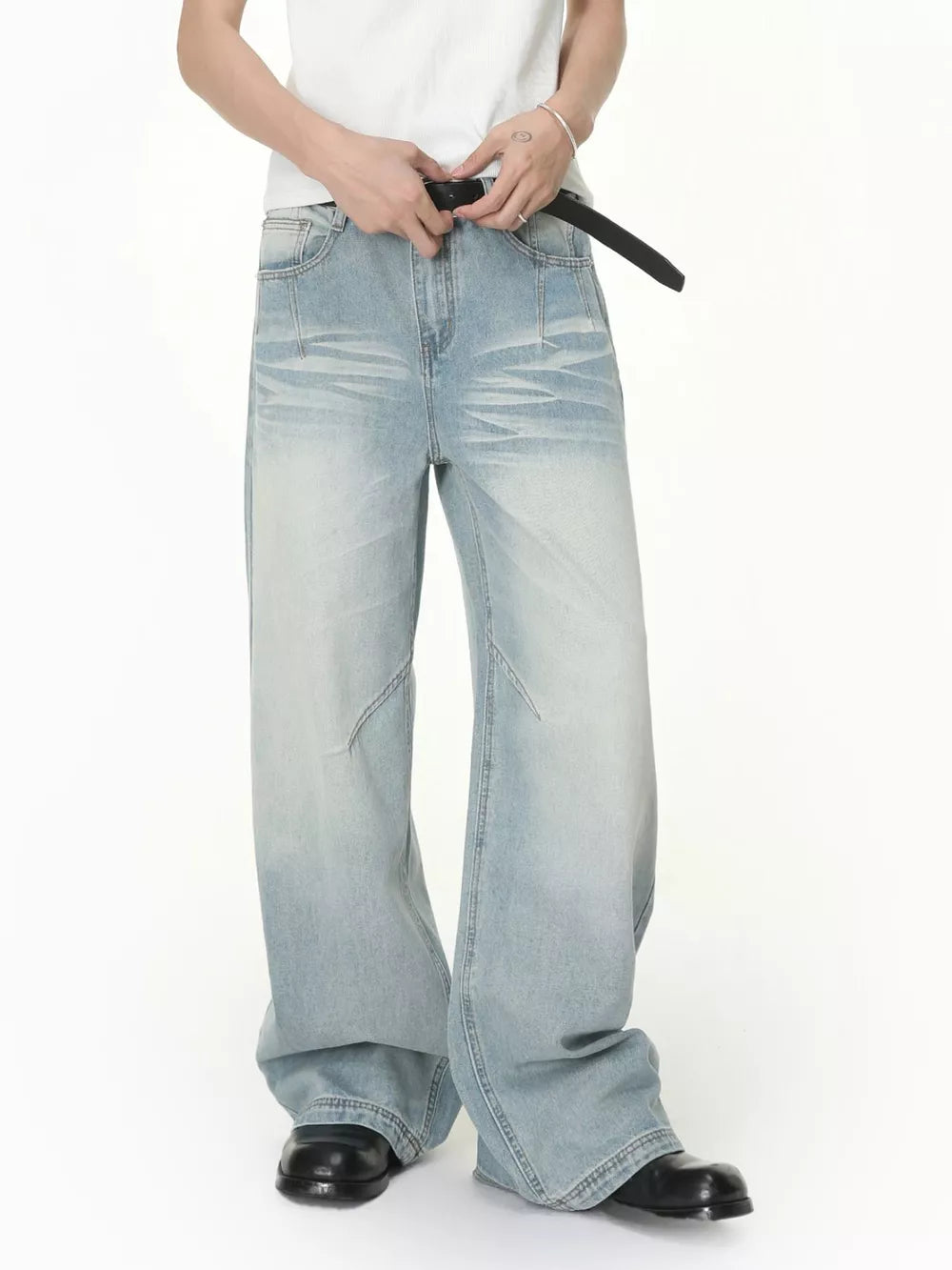 Classic wide-leg vintage wash jeans in light blue denim with a relaxed fit and subtle fading.
