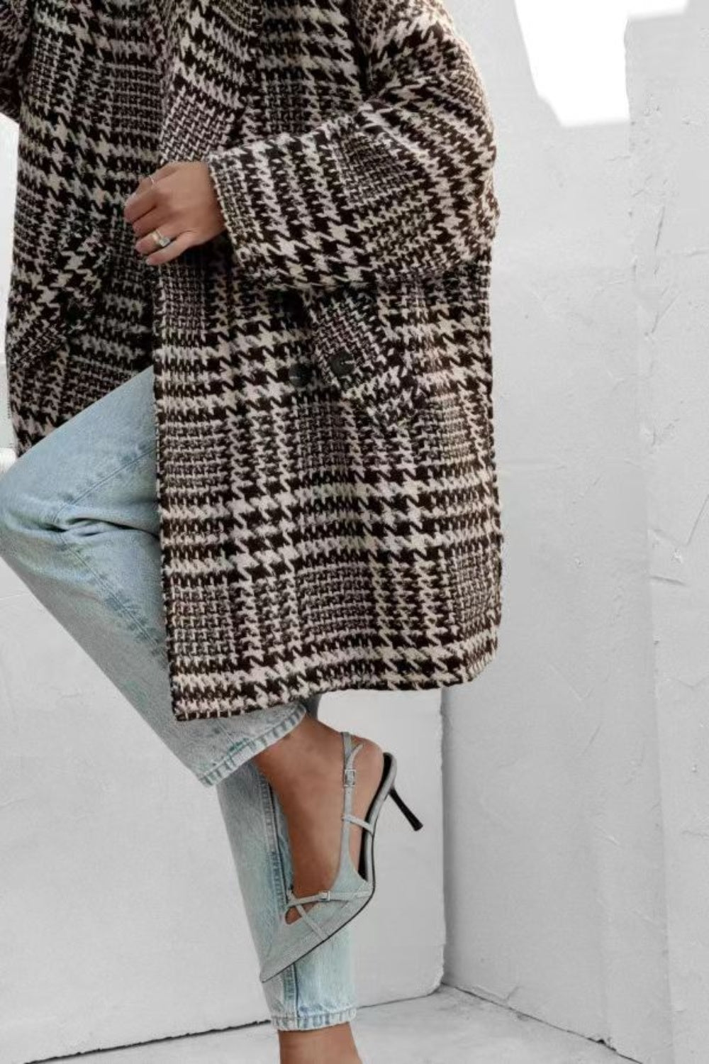 Oversized houndstooth cocoon coat in black and brown with button closure.