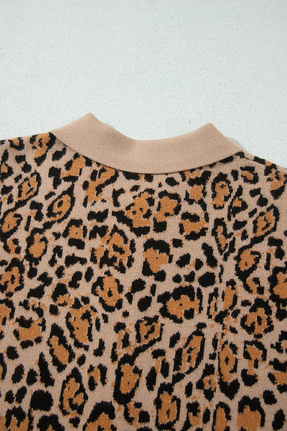 cardigan in black with buttoned and hip-length