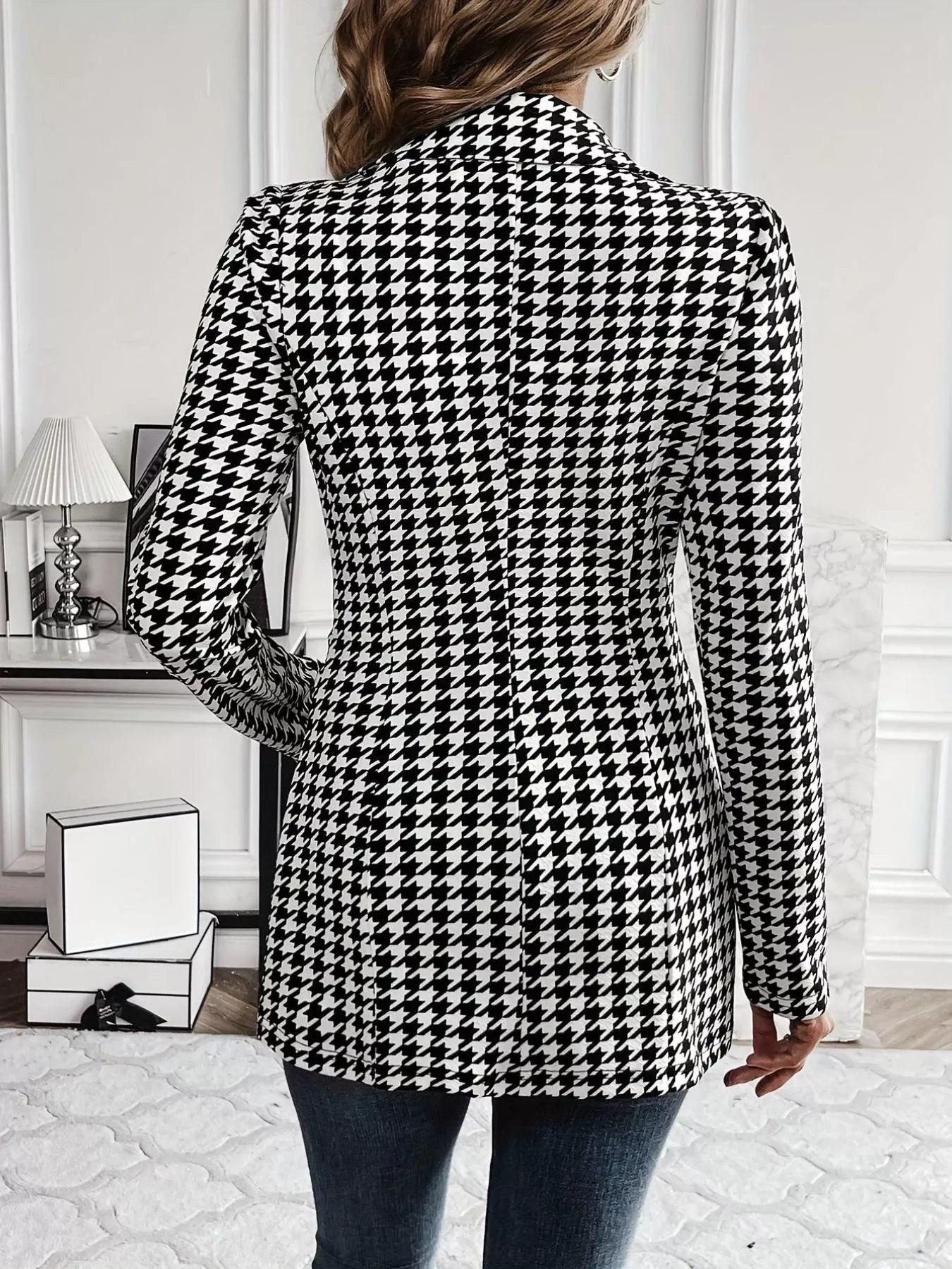Houndstooth lapel collar blazer in plaid, with a tailored fit and long sleeves.