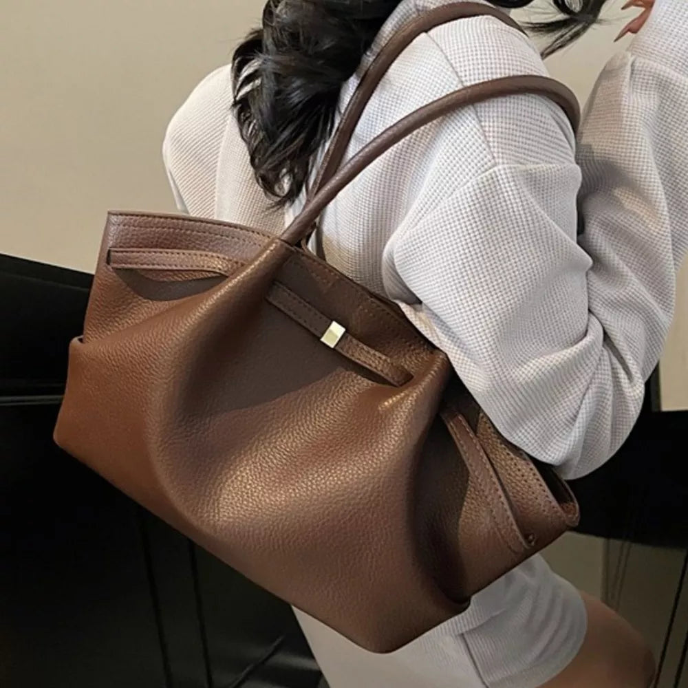 Pu Leather Shoulder Bag in Brown, fit detail