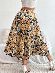Tiered midi skirt with a floral print in yellow and green, featuring an elastic waistband.