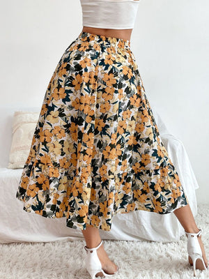 Tiered midi skirt with a floral print in yellow and green, featuring an elastic waistband.