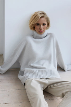 Oversized cashmere turtleneck sweater in light gray with ribbed cuffs and hem.