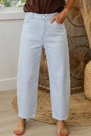 Chic striped barrel jeans in blue and white denim with a relaxed fit and ankle length.