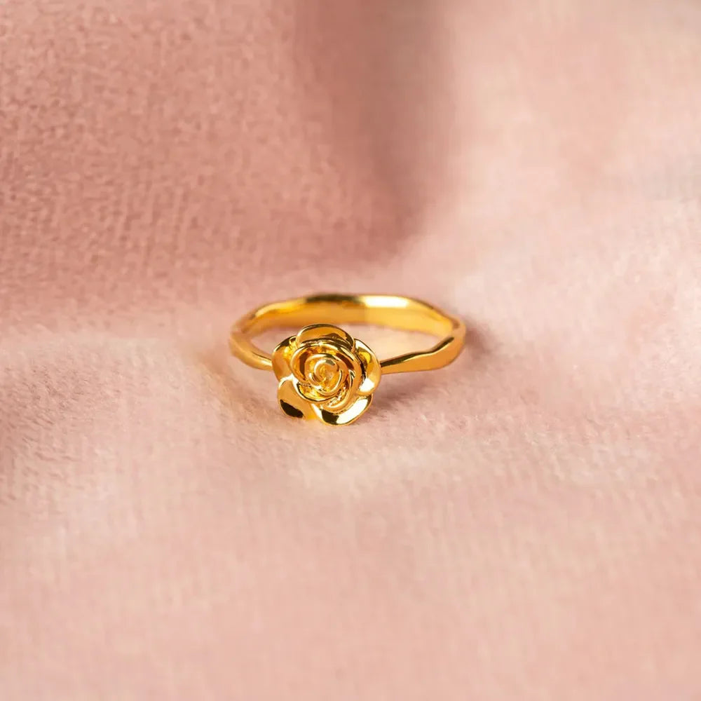 Gold ring with sculpted rosebud detail in 18K gold
