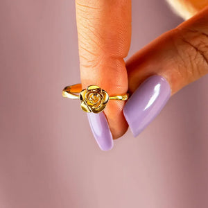 Gold ring with sculpted rosebud detail, 18K gold, boho style