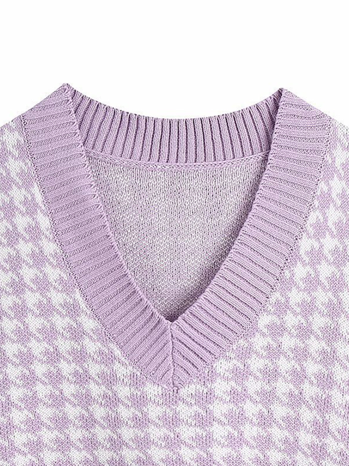Houndstooth knit v-neck tank top in lavender and white with ribbed trim.