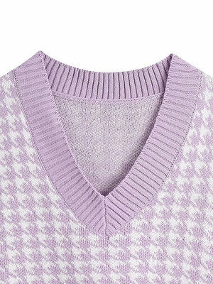 Houndstooth knit v-neck tank top in lavender and white with ribbed trim.
