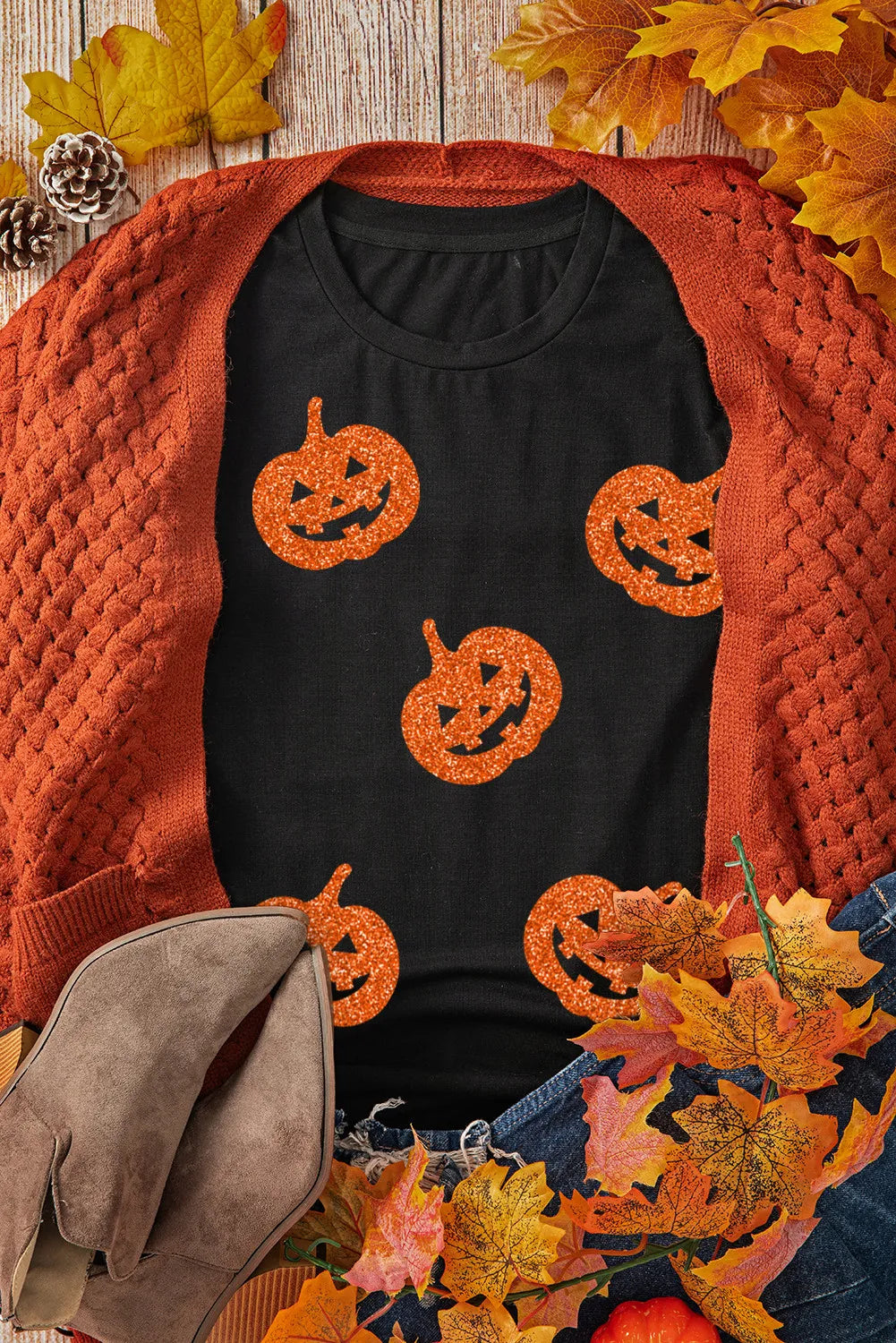 Black cotton t-shirt with glitter pumpkin motif, crew neck, short sleeves.