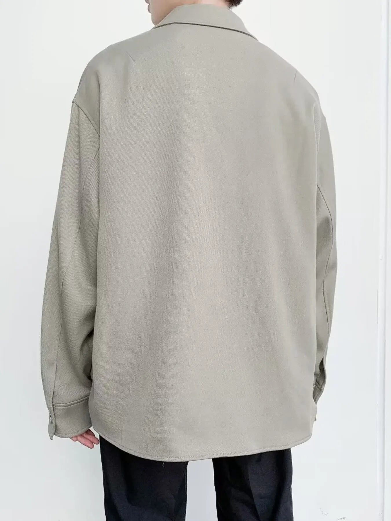 Oversized button-down jacket in khaki with long sleeves and a classic collar.