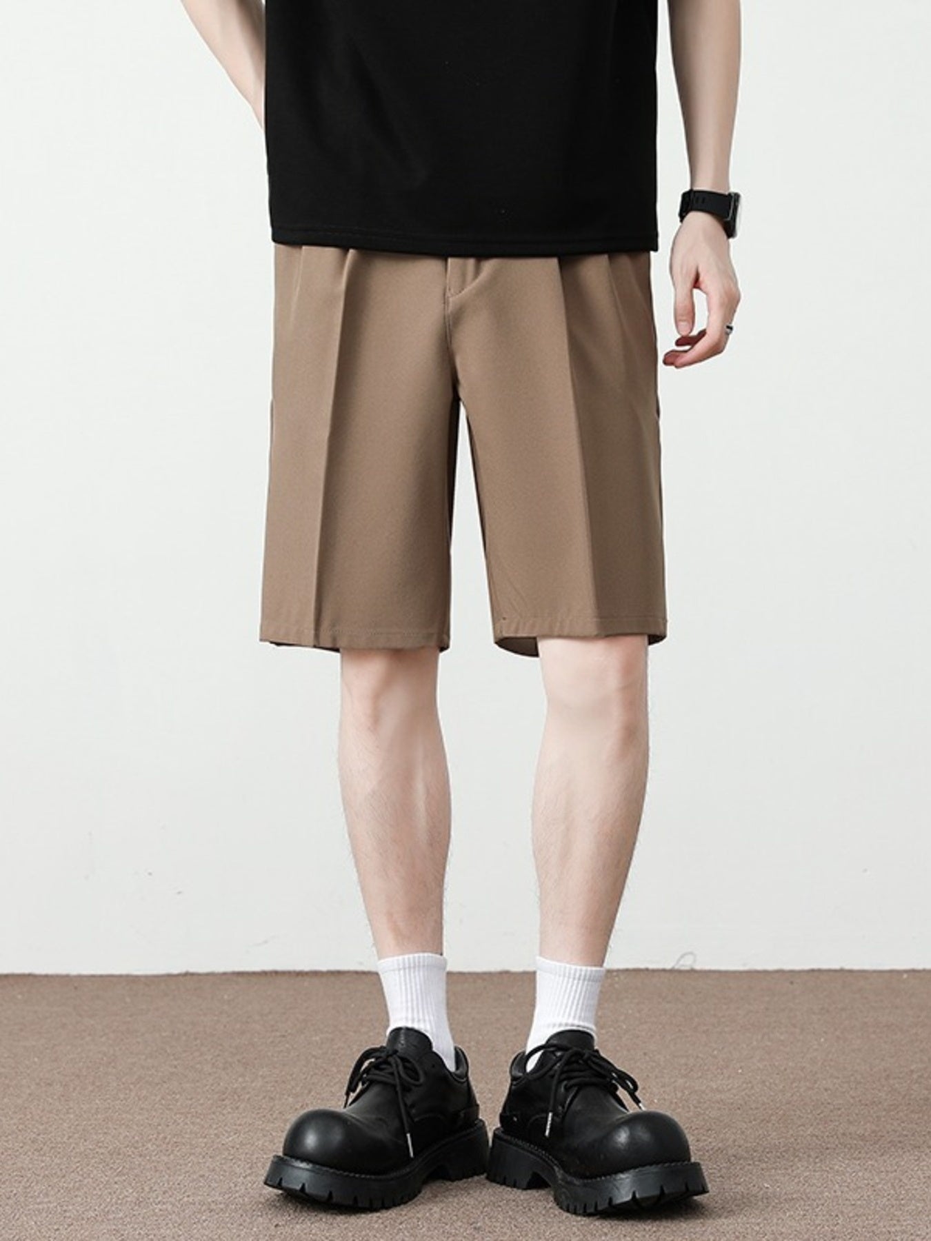 Men's light brown pleated detail loose-fit chino shorts