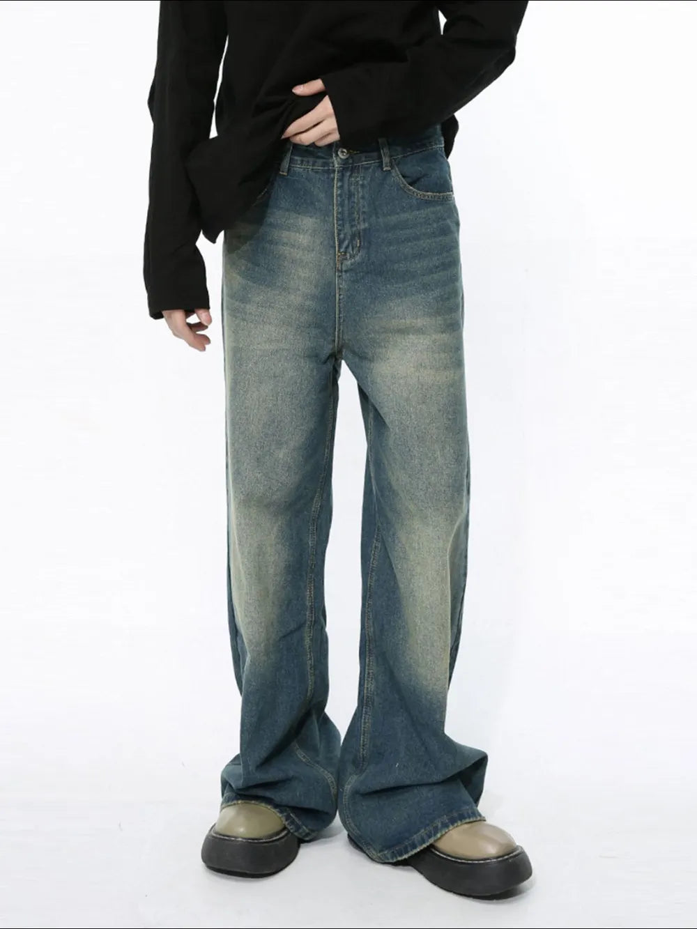 Wide-leg denim jeans in a vintage light blue wash with a relaxed fit.