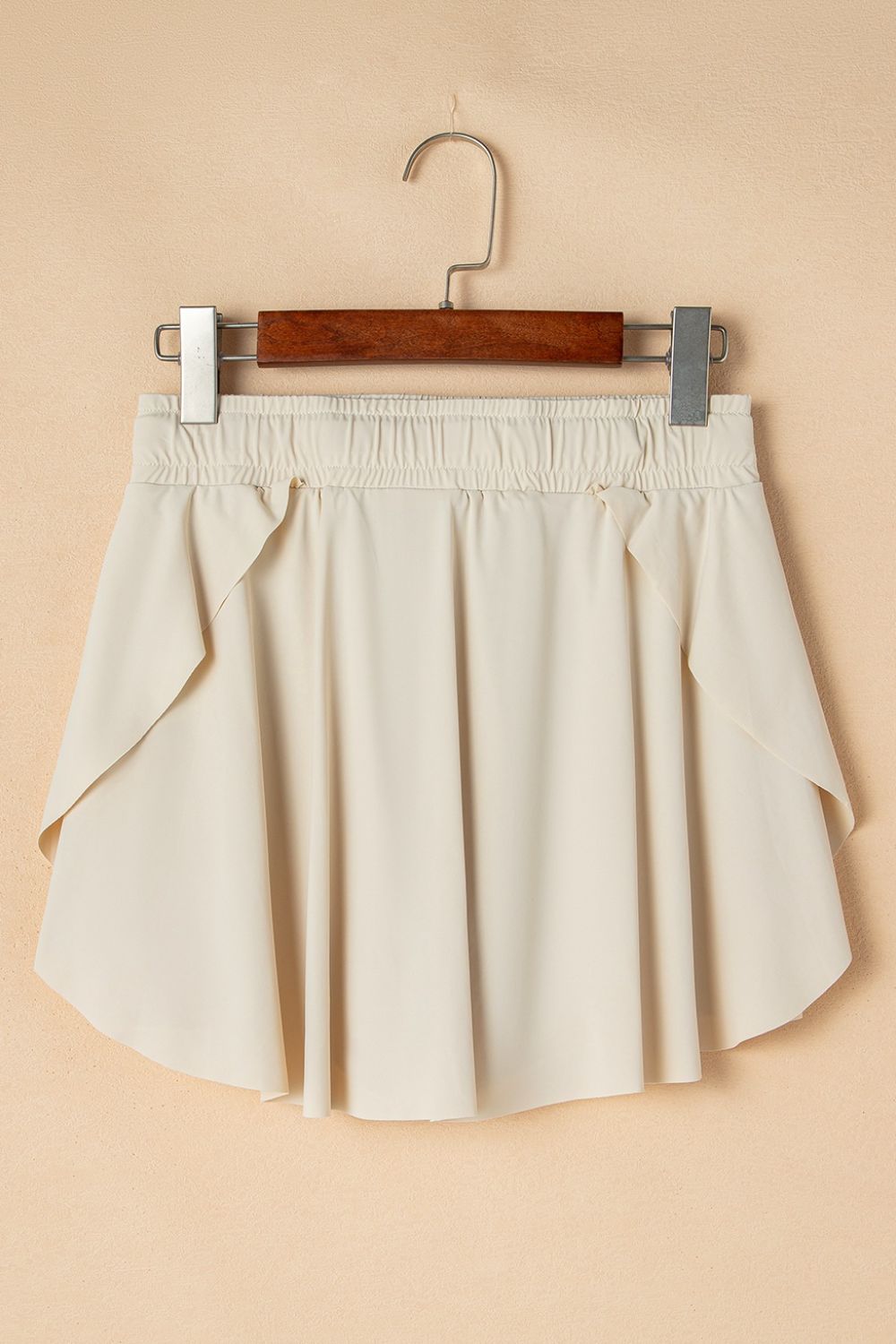 Beige ruffled skort with elastic waist and tie detail