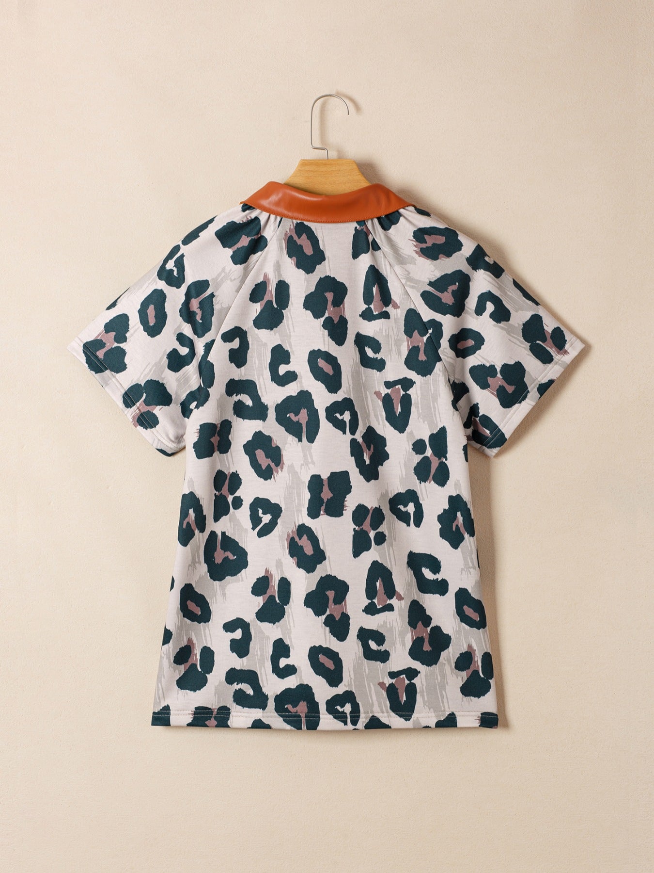Print short sleeve blouse with animal print and brown collar