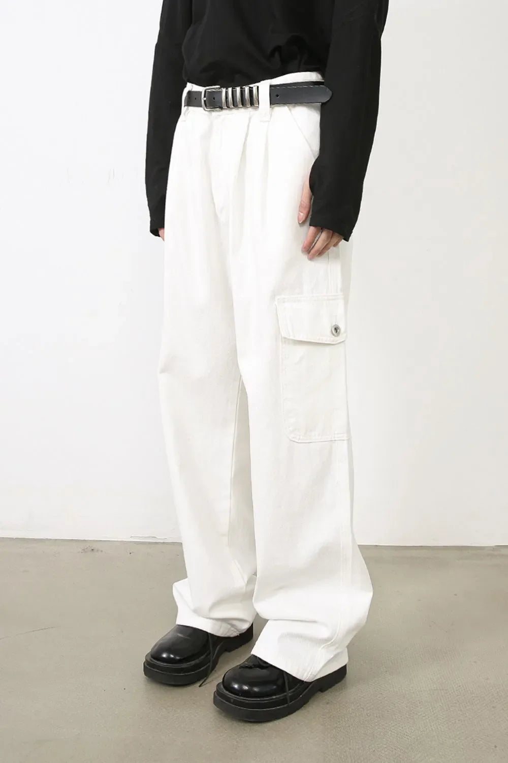 White 100% cotton pleated cargo pants with wide leg cut and side pocket detail.