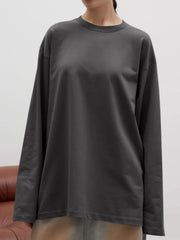 Oversized crewneck sweatshirt in dark gray with voluminous long sleeves.