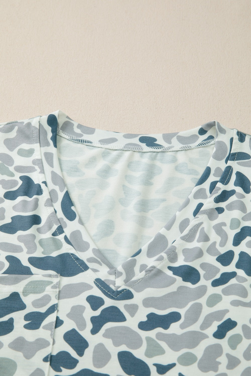 Camo print V-neck t-shirt with pocket and elastane fabric.