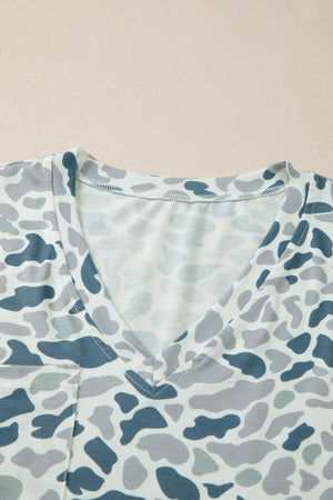 Camo print V-neck t-shirt with pocket and elastane fabric.