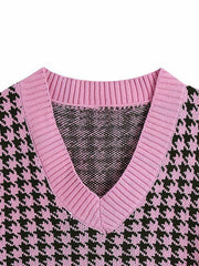 Houndstooth knit v-neck tank top in pink purple with a ribbed collar and trim